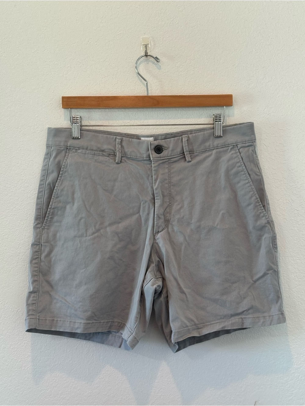 GAP Men's Light Gray Flat Front Chino Shorts 7”
